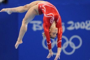 Uzi重返赛场，表现优异首场状态出色，加拿大队观众沸腾！赛场气氛高涨